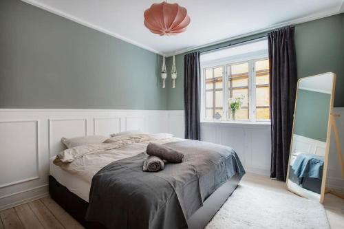 een slaapkamer met een bed en een raam bij Amazing luxury apartment in Kopenhagen
