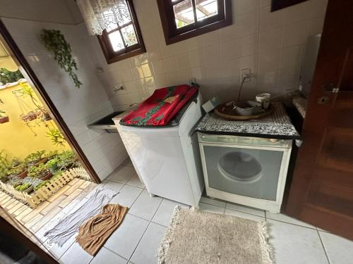 a small kitchen with a washing machine in a room at Casa da Ogiva in Cabo Frio