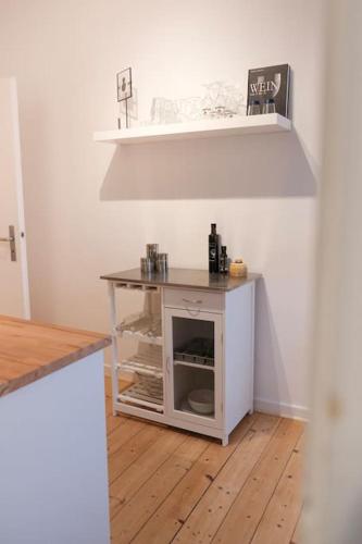 a room with a white table with a shelf at Stadtoase Design Wohnung in der Altstadt von Koblenz in Koblenz