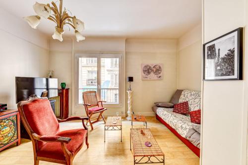 un salon avec un canapé et une table dans l'établissement Appartement Groult - Welkeys, à Paris