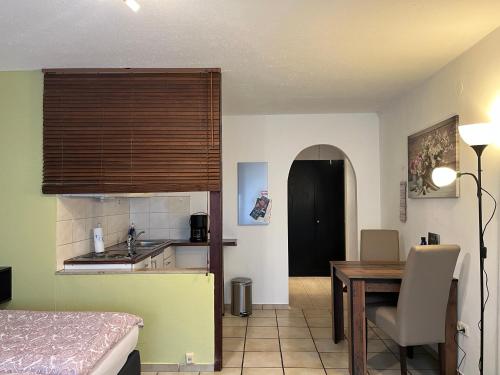 a kitchen and dining room with a table and a dining room at Quartier Lindleinstrasse in Würzburg