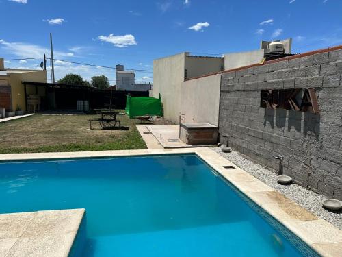 una gran piscina azul junto a un edificio en Ruka Baradero en Baradero