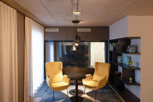 uma sala de jantar com duas cadeiras e uma mesa em numa I Stark Rooms & Apartments em Munique
