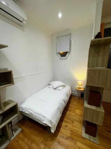 - une petite chambre avec un lit et une échelle dans l'établissement Nice Grand appartement face jardin, à Nice