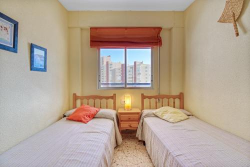Duas camas num quarto com uma janela em Eurosol em Gandia