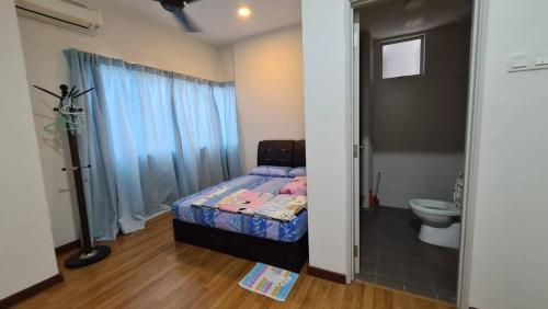 Sekinchan Paddy via Seaview Home في سيكينتشان: غرفة نوم صغيرة بها سرير ومرحاض