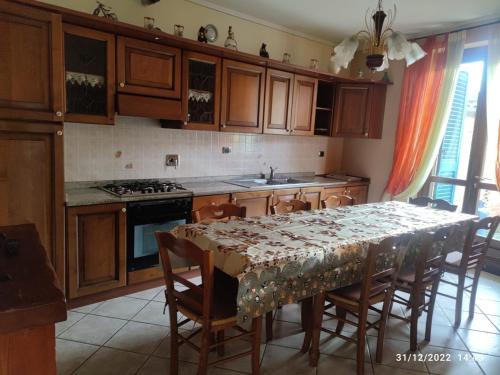 a kitchen with a table with chairs and a tablecloth on it at Casa mami in Sommariva del Bosco