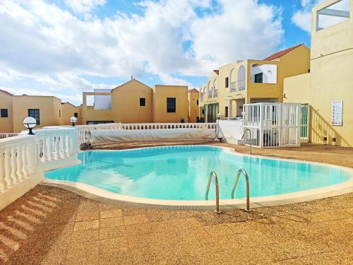 uma piscina no meio de um edifício em Caleta Paraiso 127 em Costa de Antigua