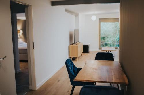 een eetkamer met een houten tafel en stoelen bij Fabrica Apartments 22 in Cluj-Napoca
