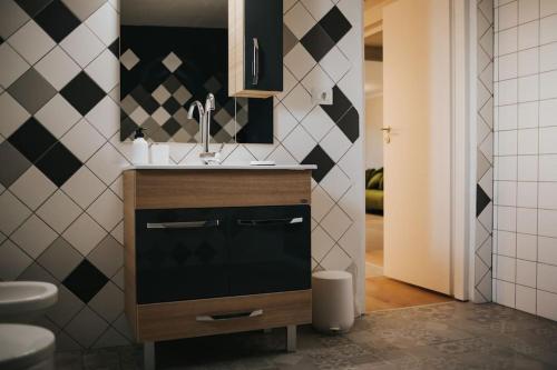 y baño con lavabo y espejo. en Fabrica Apartments 22, en Cluj-Napoca