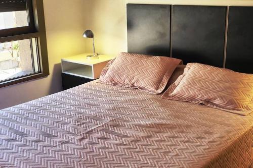 1 dormitorio con 2 almohadas en Apartamentos Flores en Buenos Aires