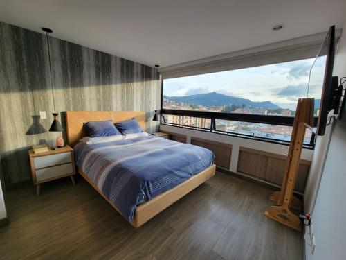 ボゴタにあるLuxurious apartment in Cedritos, Bogotaのベッドルーム1室(ベッド1台、大きな窓付)