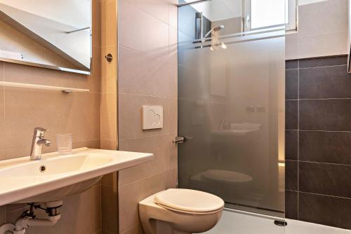 uma casa de banho com um WC, um lavatório e um chuveiro em Appartamento Confolia 1 em La Valle