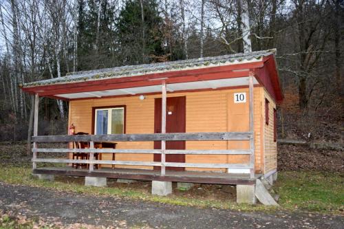 a small house with a no sign on it at Areál Ontario Kyselka in Kysibl Kyselka