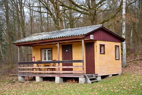 a small wooden cabin in the middle of a forest at Areál Ontario Kyselka in Kysibl Kyselka