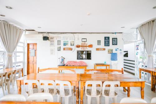- une salle à manger avec une table et des chaises en bois dans l'établissement Jazmine's Place, à Coron