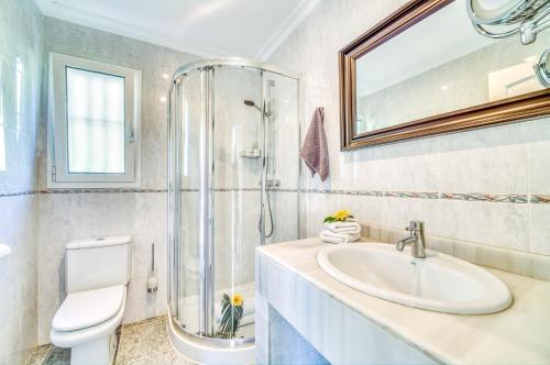 uma casa de banho com um WC, um lavatório e um chuveiro em Ideal Property Mallorca - Casa Osborne em Port d'Alcudia