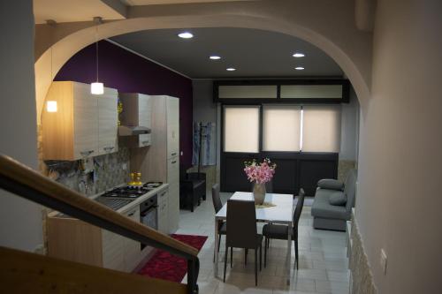 a kitchen and living room with a table and chairs at casa vacanze mongibello in Nicolosi