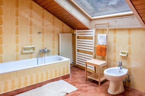 ein Badezimmer mit einer Badewanne, einem WC und einem Waschbecken in der Unterkunft Villa Pinie Apt 1 in Terlan
