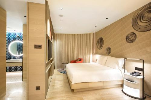 Postel nebo postele na pokoji v ubytování Hotel Indigo Kaohsiung Central Park by IHG