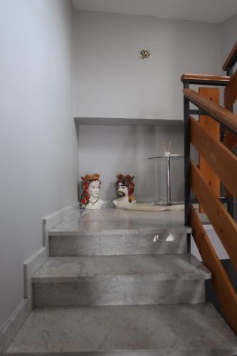 a stairway with two vases on the wall at casa vacanze mongibello in Nicolosi