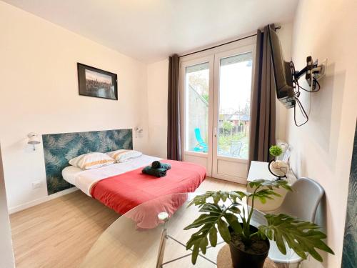 - une petite chambre avec un lit et une fenêtre dans l'établissement Izicozy Studios - Immeuble Guillemot, à Châtellerault