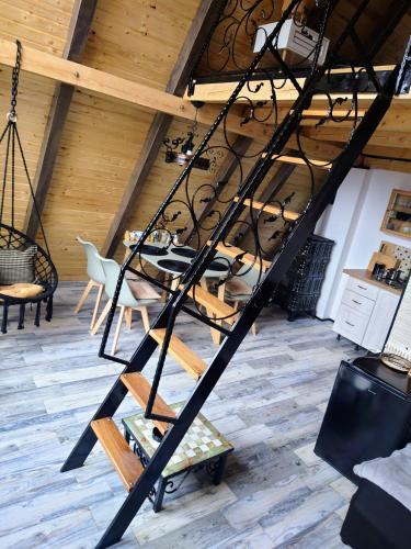a room with a loft with a wooden ceiling at Razele Trascaului in Rîmeţi