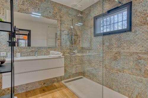 une salle de bain avec une douche, un lavabo et un miroir dans l'établissement Villa Bassin D'Arcachon 8 personnes, à La Teste-de-Buch