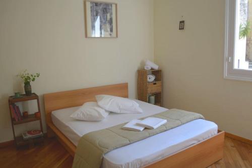 Postel nebo postele na pokoji v ubytování SUNNY QUIET APATMENT AT LYCABETOUS