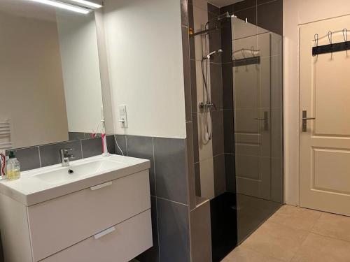 een badkamer met een wastafel en een douche met een spiegel bij Villa Linda in Margon