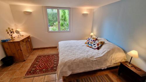 een slaapkamer met een groot wit bed en een raam bij Villa Linda in Margon