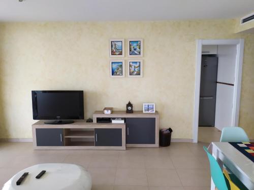 TV a/nebo společenská místnost v ubytování Mondrian!! Primera Línea Frontal Marina d'Or
