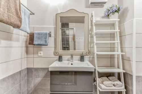 y baño con lavabo y espejo. en Gîte Vent Autan - Holiday Home Vent Autan, en Limoux
