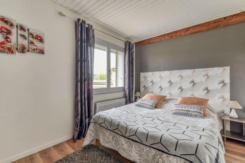 Un dormitorio con una cama grande y una ventana en Gîte Vent Autan - Holiday Home Vent Autan, en Limoux