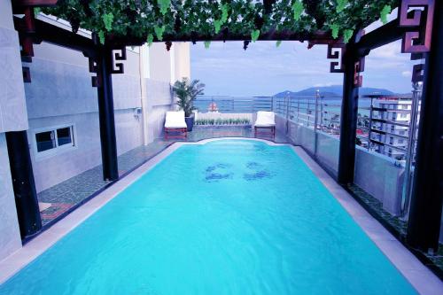 una piscina en la azotea de un edificio en Nice Swan Hotel, en Nha Trang