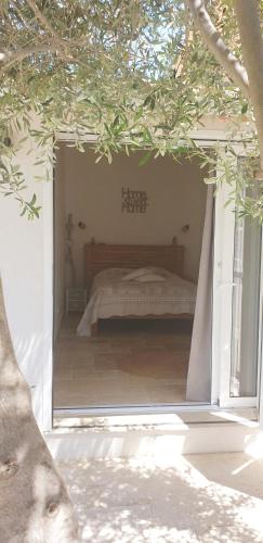 a bedroom with a bed in a room with a window at chambre indépendante avec jardin privatif in La Londe-les-Maures
