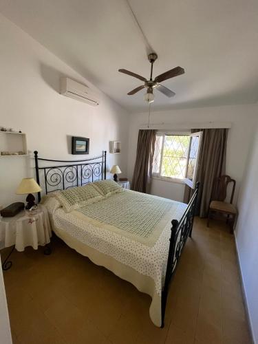 um quarto com uma cama e uma ventoinha de tecto em Martin Fierro em La Floresta