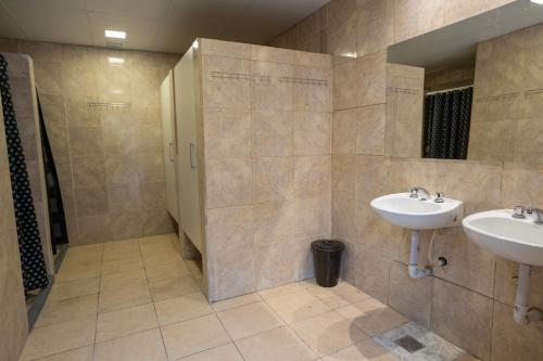 y baño con 2 lavabos y ducha. en Hostel Marilian en Salta