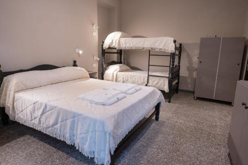 ein Schlafzimmer mit zwei Etagenbetten mit Handtüchern darauf in der Unterkunft Hostel Marilian in Salta