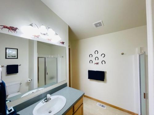 La salle de bains est pourvue d'un lavabo et d'un miroir. dans l'établissement Beartooth_Montana_Getaway, à Red Lodge