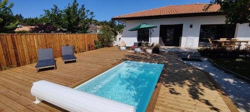 Zdjęcie z galerii obiektu Magnifique Villa avec piscine proche centre-ville w mieście La Teste-de-Buch