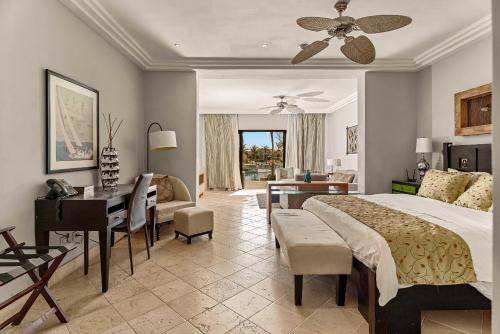 1 dormitorio con cama, mesa y escritorio en Beautiful apartment with pool view, en Punta Cana