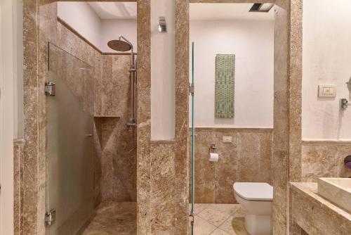 y baño con ducha, aseo y lavamanos. en Beautiful apartment with pool view, en Punta Cana