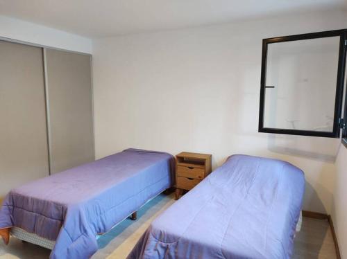 1 dormitorio con 2 camas y ventana en Duplex Caleta en Mar de Cobo