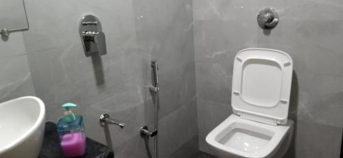 Ένα μπάνιο στο HOTEL SAI GRAND RESIDENCY