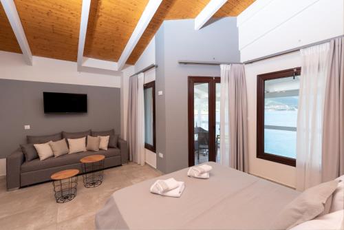 TV a/nebo společenská místnost v ubytování Trizonia Bay Hotel