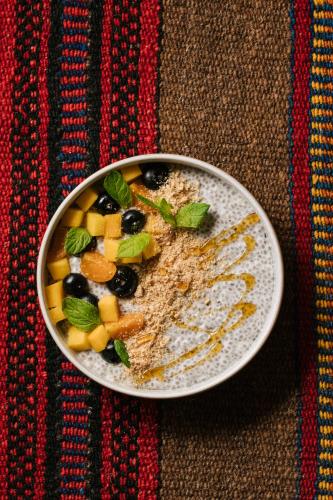 een schaal met fruit en noten op een tafel bij Our Habitas AlUla in Al Ula