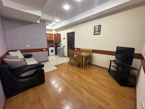 ein Wohnzimmer mit einem Sofa und einem Tisch in der Unterkunft Alex in Yerevan