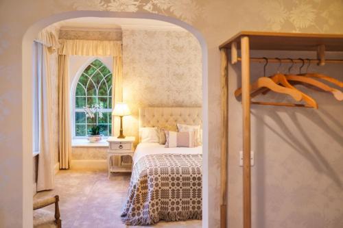 1 dormitorio con cama y ventana en Ty Bledrws - family retreat near the Cardigan Bay coast, 