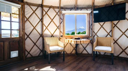 una habitación con 2 sillas y una mesa en una yurta en Domos Anulen en Puerto Varas